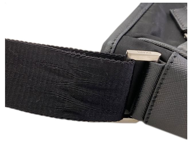 Borsa a tracolla Prada con logo triangolare in nylon nero - vista 16