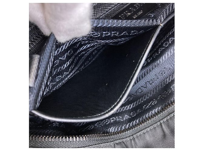 Borsa a tracolla Prada con logo triangolare in nylon nero - vista 9