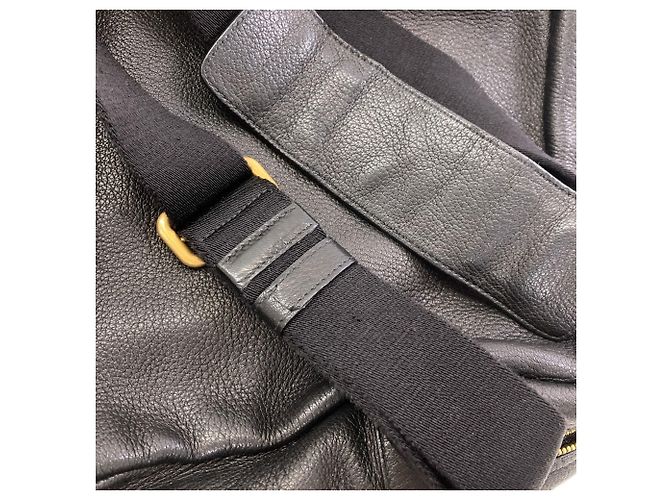 Sac à épaule Prada en cuir de veau noir - vue 17