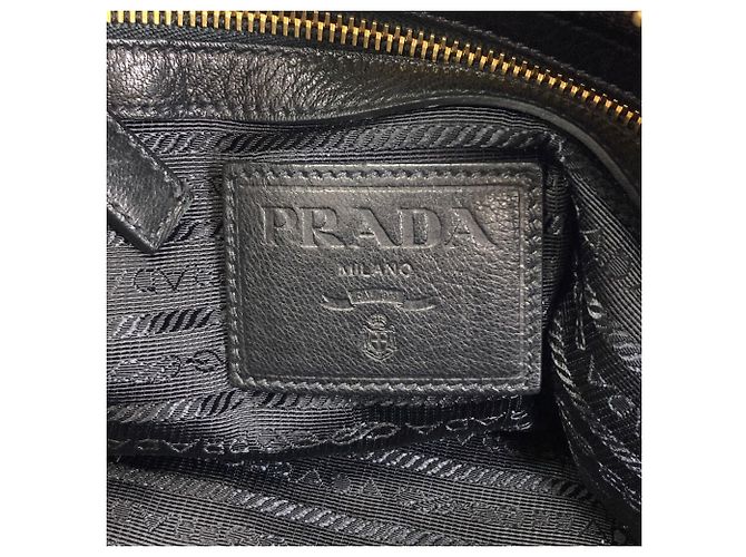 Sac à épaule Prada en cuir de veau noir - vue 6