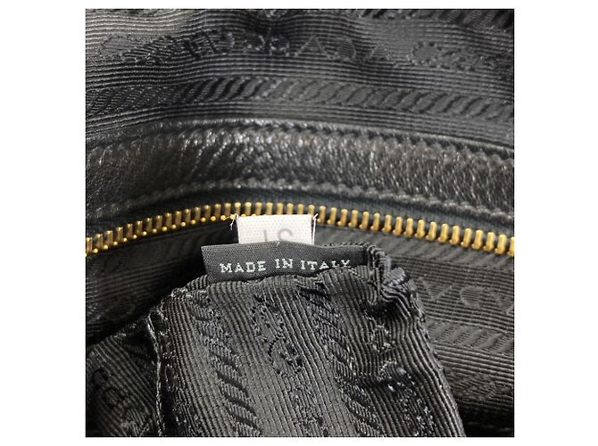 Sac à épaule Prada en cuir de veau noir - vue 7