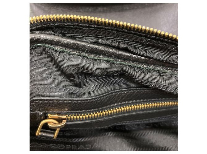 Sac à épaule Prada en cuir de veau noir - vue 8