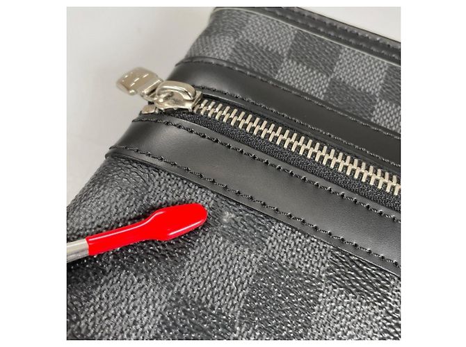 Borsa a tracolla Louis Vuitton Thomas Nero Bianco - vista 17
