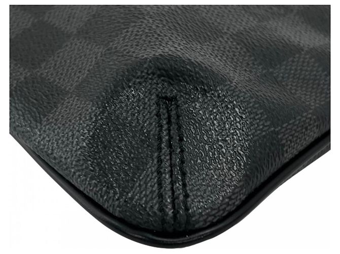 Borsa a tracolla Louis Vuitton Thomas Nero Bianco - vista 8