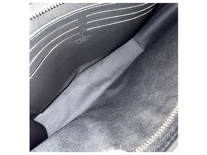 Louis Vuitton Pochette Voyage MM Clutch Bag pour Homme en Damier Graphite Noir Blanc - vue 4
