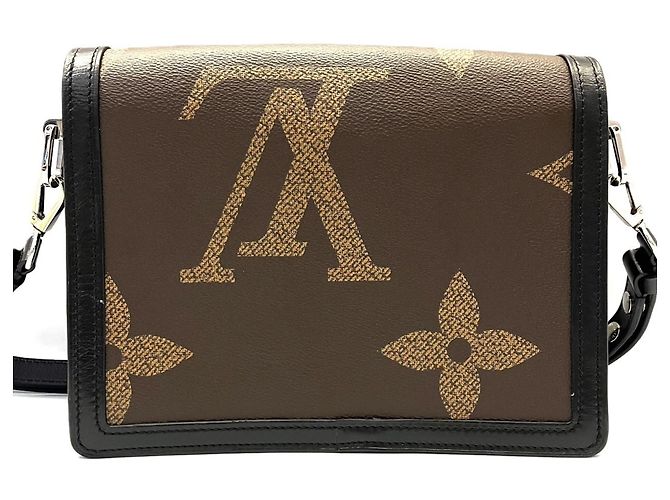 Bolsa de Ombro Louis Vuitton Dauphine MM Monogram Giant Reverse Marrom - vista 2