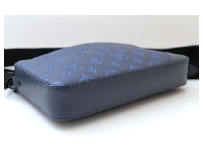 Louis Vuitton Duo Messenger Monogram Shadow Blu Navy in pelle di vitello Blu scuro - vista 3