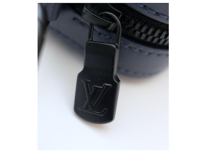 Louis Vuitton Duo Messenger Monogram Shadow Blu Navy in pelle di vitello Blu scuro - vista 8