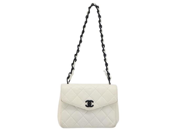 Borsa a tracolla CHANEL Matelasse con catena in pelle d'agnello Bianco Nero CC Auth 199038 - vista 13