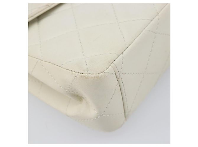 Borsa a tracolla CHANEL Matelasse con catena in pelle d'agnello Bianco Nero CC Auth 199038 - vista 15