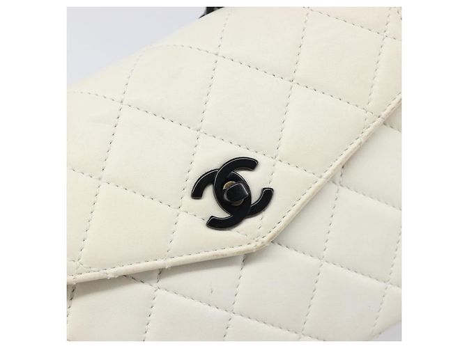 Borsa a tracolla CHANEL Matelasse con catena in pelle d'agnello Bianco Nero CC Auth 199038 - vista 18