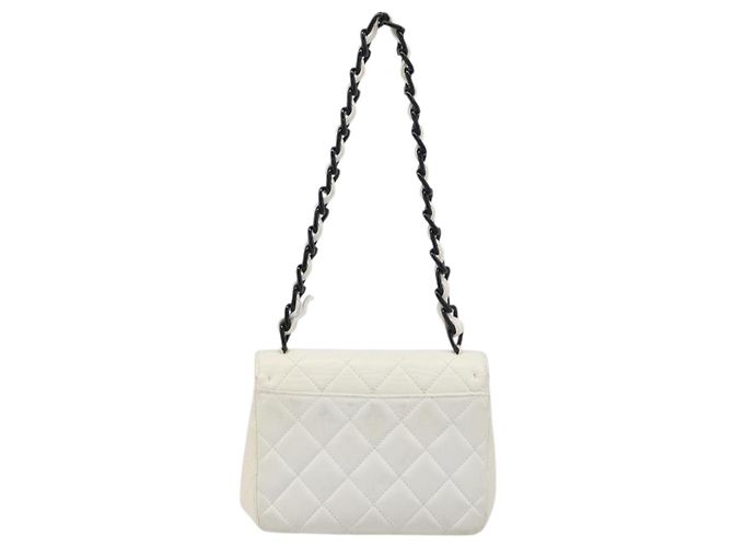 Borsa a tracolla CHANEL Matelasse con catena in pelle d'agnello Bianco Nero CC Auth 199038 - vista 2