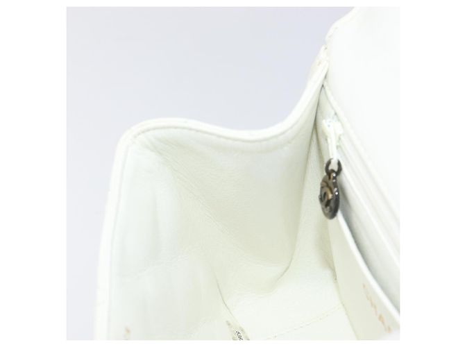 Borsa a tracolla CHANEL Matelasse con catena in pelle d'agnello Bianco Nero CC Auth 199038 - vista 22