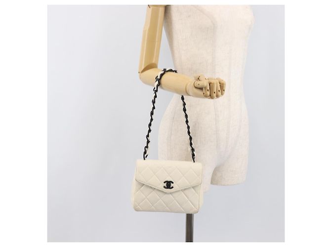 Borsa a tracolla CHANEL Matelasse con catena in pelle d'agnello Bianco Nero CC Auth 199038 - vista 26