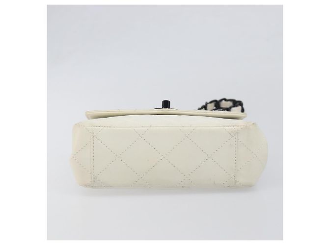 Borsa a tracolla CHANEL Matelasse con catena in pelle d'agnello Bianco Nero CC Auth 199038 - vista 5
