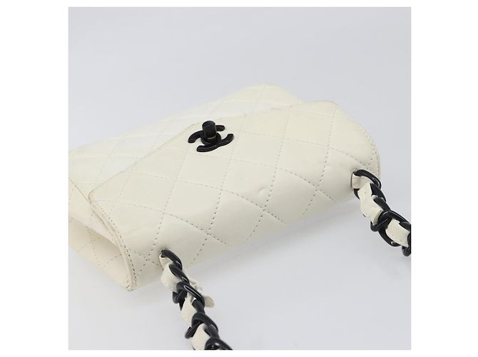 Borsa a tracolla CHANEL Matelasse con catena in pelle d'agnello Bianco Nero CC Auth 199038 - vista 6