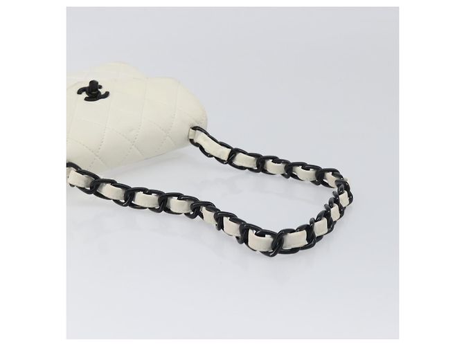 Borsa a tracolla CHANEL Matelasse con catena in pelle d'agnello Bianco Nero CC Auth 199038 - vista 7