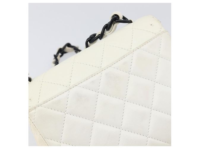 Borsa a tracolla CHANEL Matelasse con catena in pelle d'agnello Bianco Nero CC Auth 199038 - vista 9
