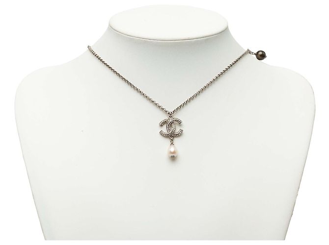 Collana con pendente Chanel CC in ottone argentato, strass e perle sintetiche Argento - vista 6