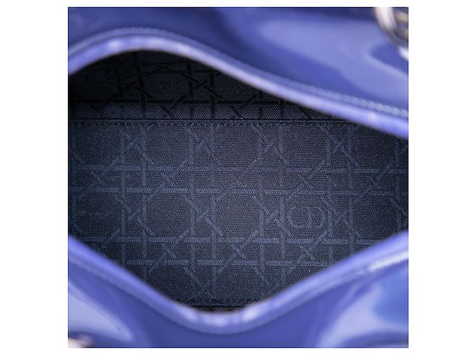 Borsa Lady Dior Medium in pelle vernice Cannage Blu - vista 4