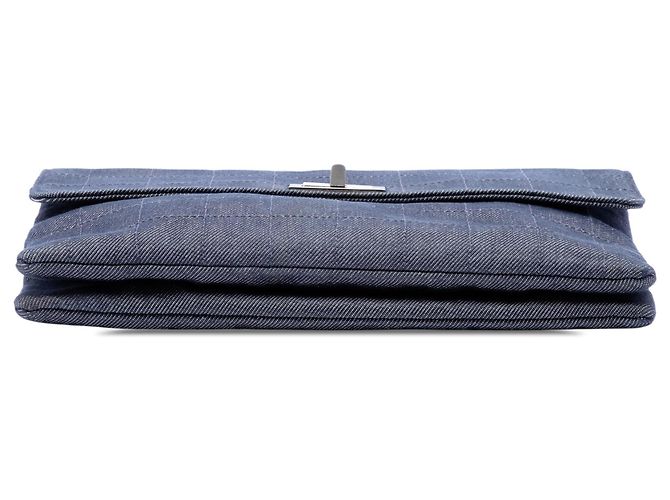 Borsa a tracolla Chanel Chocolate Bar Denim Reissue 2.55 con patta Blu - vista 3