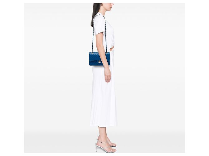Borsa a tracolla Chanel Small Classic Chevron in pelle di agnello con doppio lembo, Blu - vista 5