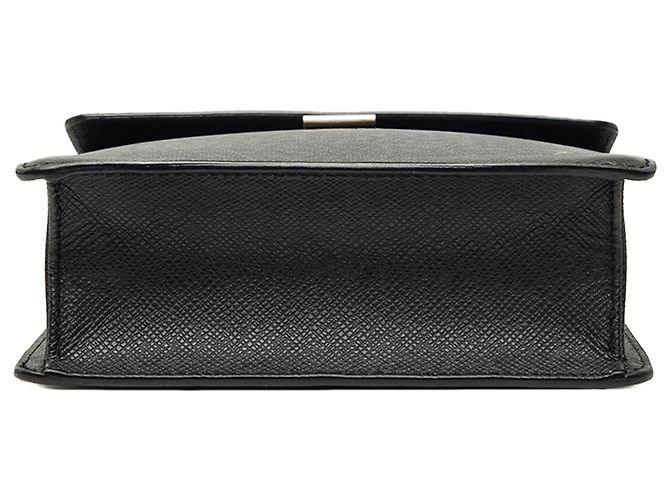 Borsa a tracolla Louis Vuitton Taiga Pochette Kurgan Nera Nero - vista 3