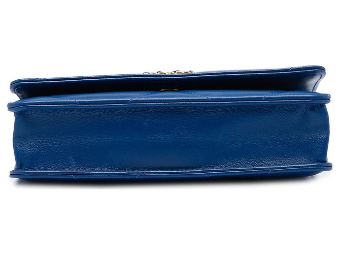 Bolsa Chanel 19 Wallet On Chain em pele de cordeiro acolchoada azul - vista 3