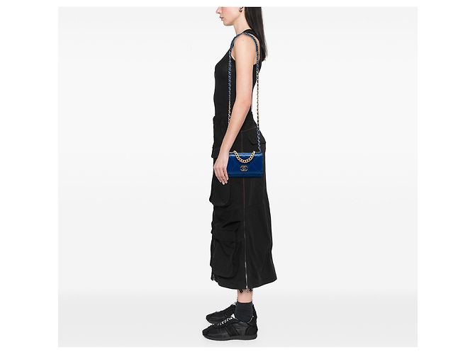 Bolsa Chanel 19 Wallet On Chain em pele de cordeiro acolchoada azul - vista 6
