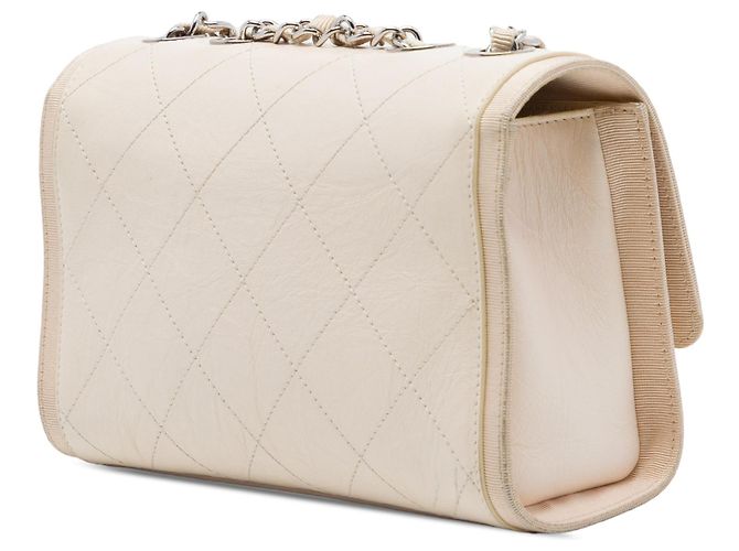 Chanel CC gesteppte Crossbody-Bag mit Klappe aus knittrigem Kalbsleder und Ripsband in Braun - Ansicht 2
