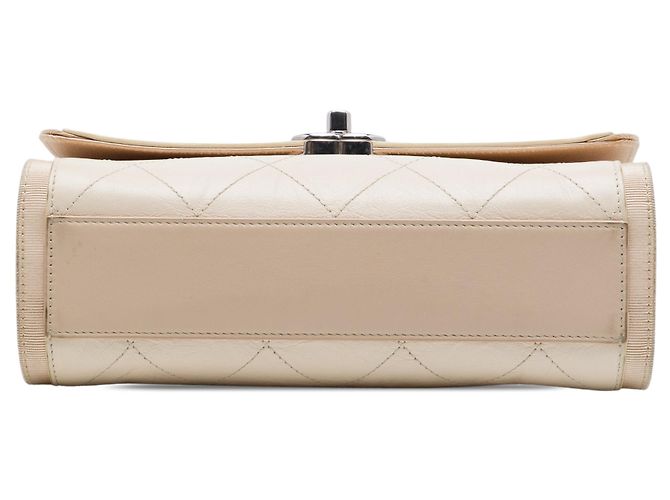 Chanel CC gesteppte Crossbody-Bag mit Klappe aus knittrigem Kalbsleder und Ripsband in Braun - Ansicht 3