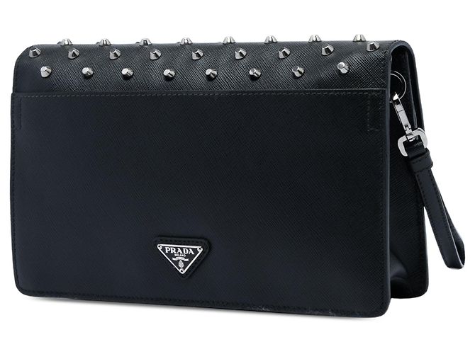 Clutch da polso Prada in Saffiano nero con borchie e chiusura push lock - vista 2