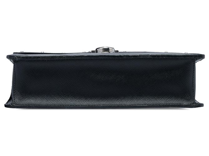 Clutch da polso Prada in Saffiano nero con borchie e chiusura push lock - vista 3