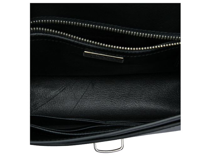 Clutch da polso Prada in Saffiano nero con borchie e chiusura push lock - vista 4