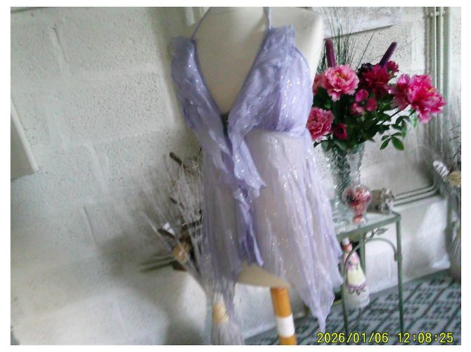 inconnue Lavendelfarbenes Seidenkleid mit Rüschen - Ansicht 3