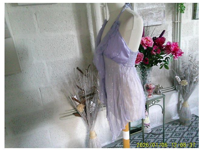 inconnue Lavendelfarbenes Seidenkleid mit Rüschen - Ansicht 5