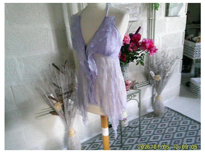 inconnue Lavendelfarbenes Seidenkleid mit Rüschen - Ansicht 7