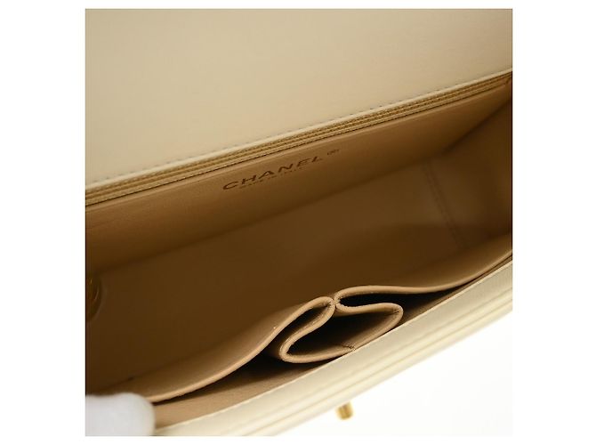Chanel Reserved Flap Bag aus Lammleder Chevron Weiß - Ansicht 3