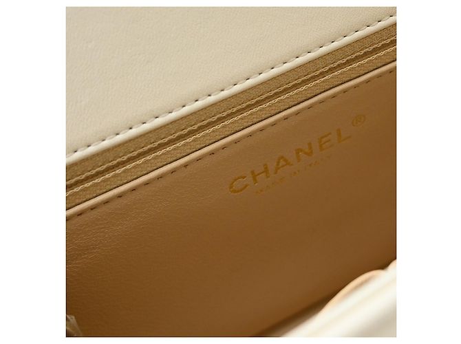 Chanel Reserved Flap Bag aus Lammleder Chevron Weiß - Ansicht 4