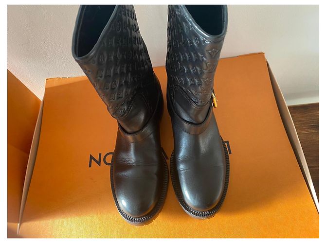 Botas Louis Vuitton de cuero negro - vista 10