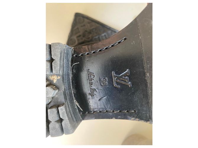 Botas Louis Vuitton de cuero negro - vista 3