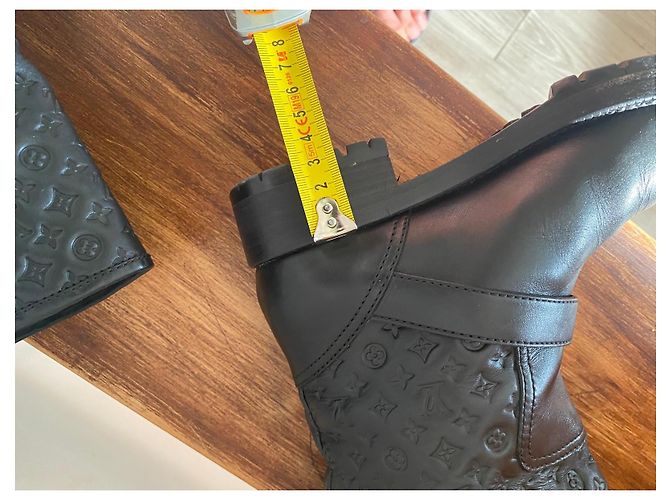 Botas Louis Vuitton de cuero negro - vista 6