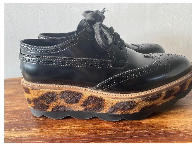 Prada Scarpe Richelieu con plateau in pelle nera e stampa leopardata Nero Stampa leopardo - vista 11