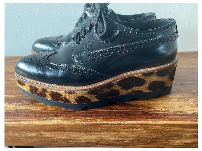 Prada Scarpe Richelieu con plateau in pelle nera e stampa leopardata Nero Stampa leopardo - vista 8
