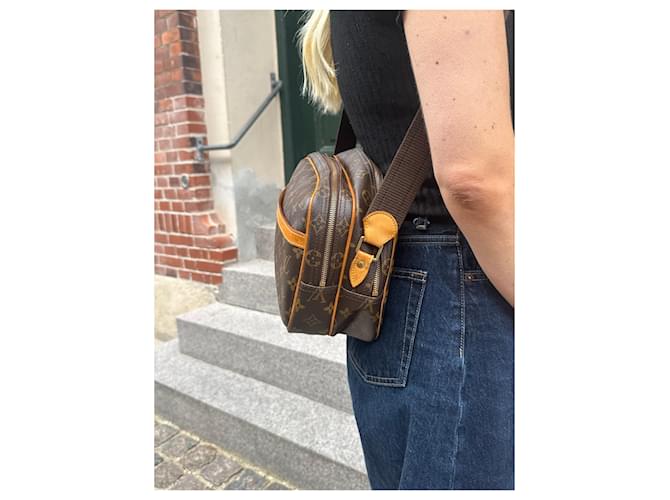 Louis Vuitton Reporter PM Marrone D'oro - vista 2