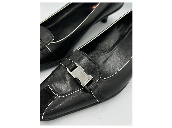 Prada Kitten Heels aus schwarzem Leder mit Schnalle - Ansicht 11