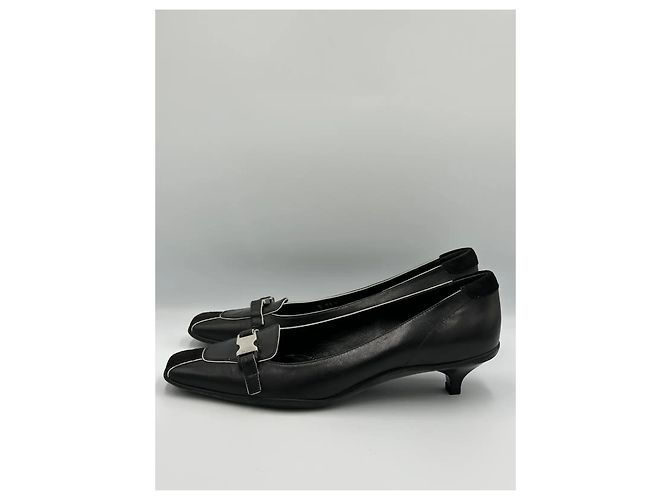 Prada Kitten Heels aus schwarzem Leder mit Schnalle - Ansicht 2