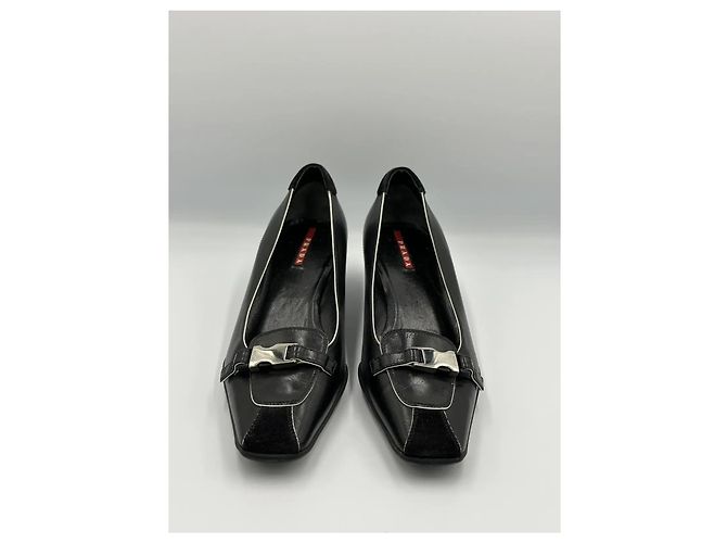 Prada Kitten Heels aus schwarzem Leder mit Schnalle - Ansicht 3