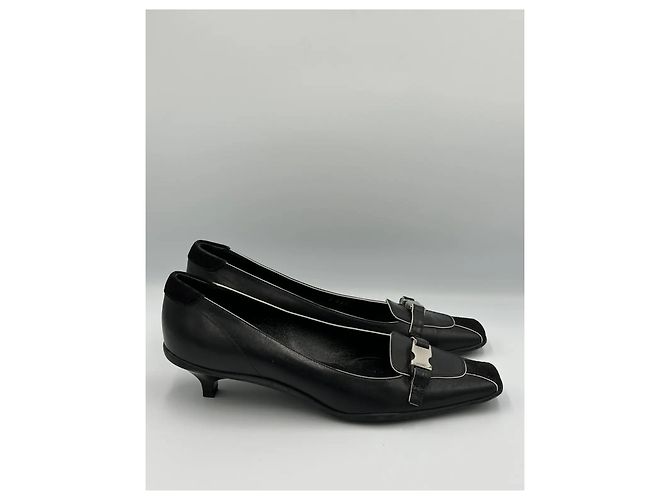 Prada Kitten Heels aus schwarzem Leder mit Schnalle - Ansicht 4