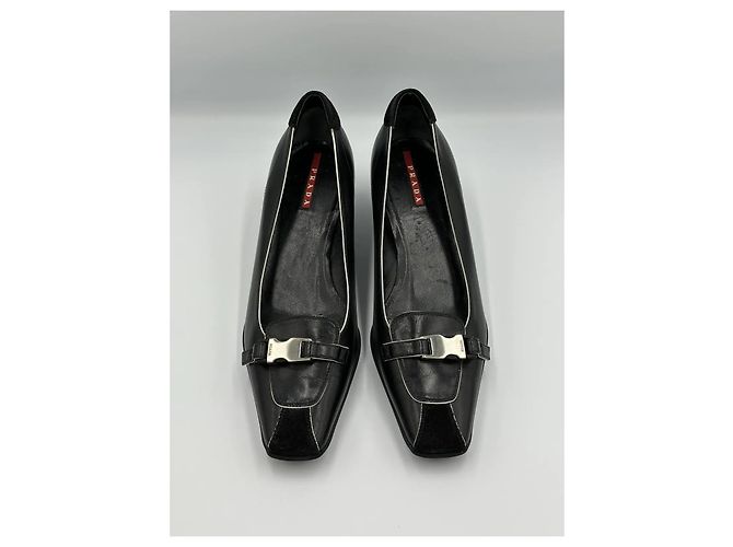 Prada Kitten Heels aus schwarzem Leder mit Schnalle - Ansicht 8